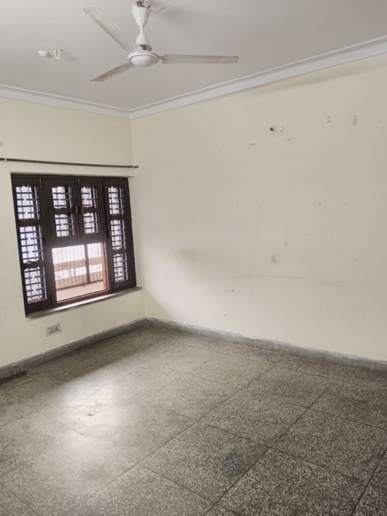 Room, sector 14 3 Bedroom 500 Sq.Yd. Builder Floor In Sector 14 Sonipat 10494811