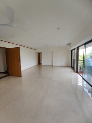 Room in 4 BHK Apartment at Vithaldas Nagar – for Sale