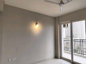 Room in 3 BHK Apartment at Eldeco Live By The Greens, Sector 150 – for Rent