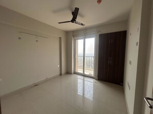 Room in 3 BHK Apartment at Tata Eureka Park, Sector 150 – for Rent