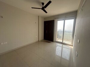 Room in 3 BHK Apartment at Tata Eureka Park, Sector 150 – for Rent