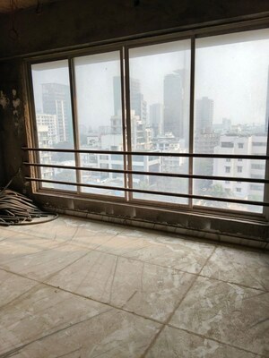 Room in 5 BHK Apartment at Bandra West – for Sale