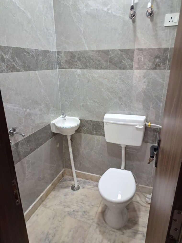 Bathroom, rohini sector 7 1 Bedroom 700 Sq.Ft. Builder Floor In Rohini Sector 7 Delhi 10495712