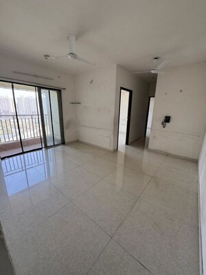 Room in 2 BHK Apartment at Lodha Amara, Kolshet Road – for Sale