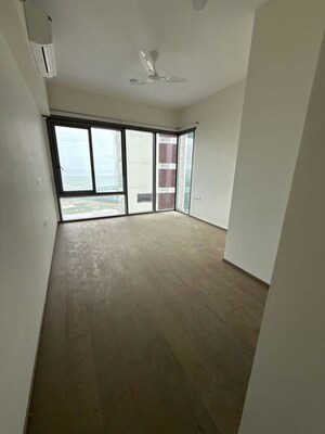Room in 4 BHK Apartment at Piramal Mahalaxmi, Mahalaxmi – for Rent