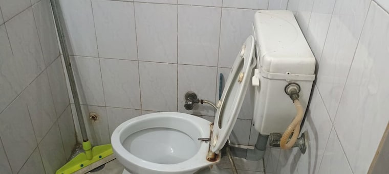 Bathroom, pitampura 1 Bedroom 600 Sq.Ft. Builder Floor In Pitampura Delhi 10495794