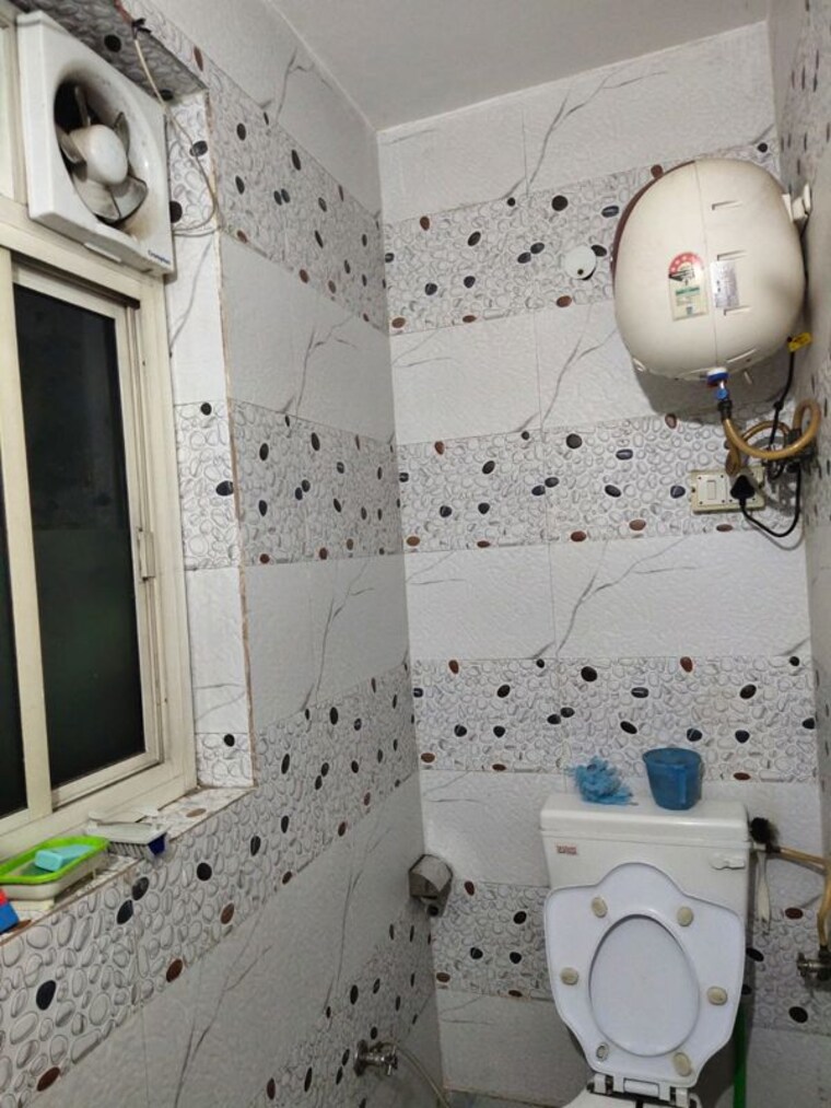 Bathroom, rohini sector 7 1 Bedroom 700 Sq.Ft. Builder Floor In Rohini Sector 7 Delhi 10495796