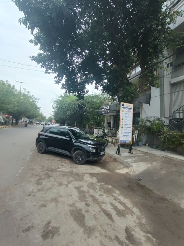  Parking, paschim vihar Commercial Shop 700 Sq.Ft. In Paschim Vihar Delhi 10495850