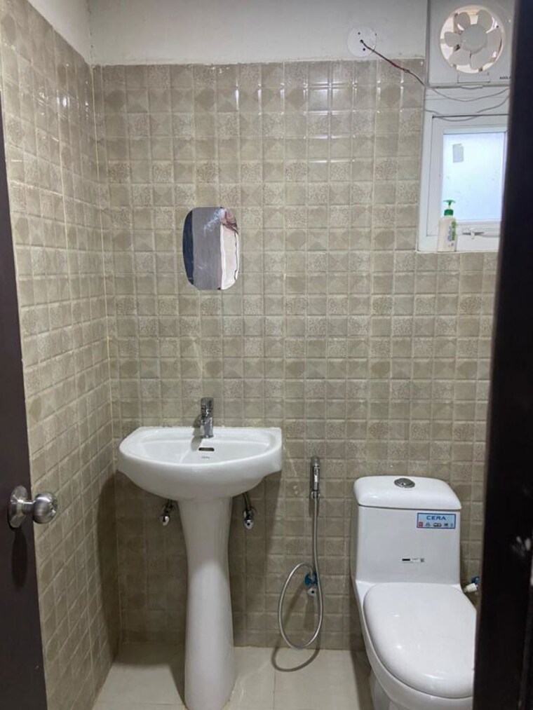 Bathroom, ansal-sushant-golf-city-celebrity-gardens 3.5 Bedroom 2088 Sq.Ft. Apartment In Sushant Golf City Lucknow 10495860