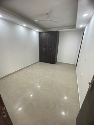 Room in 2 BHK Builder Floor at Mayur Vihar 1 – for Rent