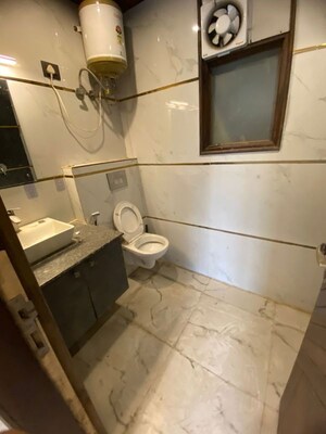 Bathroom in 2 BHK Builder Floor at Mayur Vihar 1 – for Rent