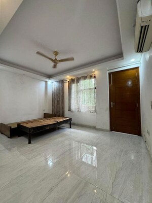 Room in 2 BHK Builder Floor at Mayur Vihar 1 – for Rent