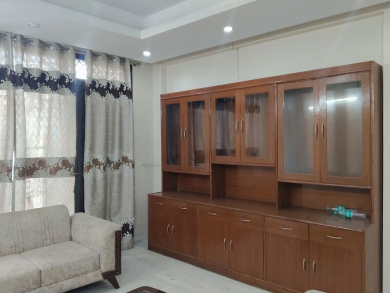 Living Room, sector 105 5 Bedroom 300 Sq.Mt. Independent House In Sector 105 Noida 10495876