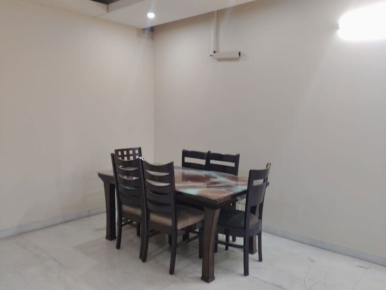 Gym, sector 105 5 Bedroom 300 Sq.Mt. Independent House In Sector 105 Noida 10495876