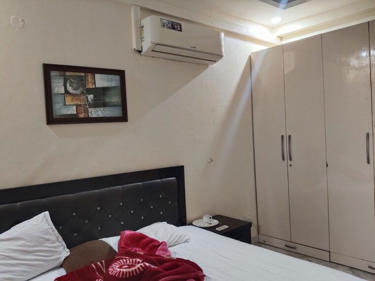 Bedroom, sector 105 5 Bedroom 300 Sq.Mt. Independent House In Sector 105 Noida 10495876