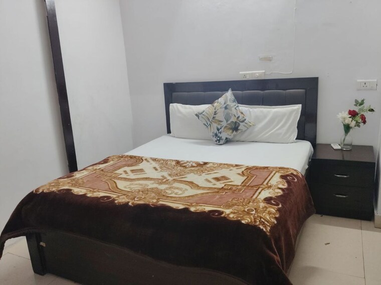 Bedroom, sector 105 5 Bedroom 300 Sq.Mt. Independent House In Sector 105 Noida 10495876
