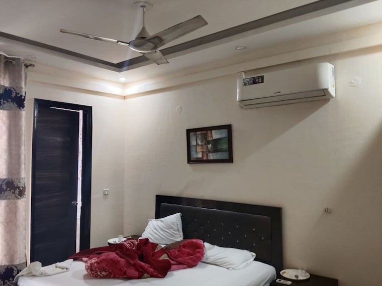 Bedroom, sector 105 5 Bedroom 300 Sq.Mt. Independent House In Sector 105 Noida 10495876