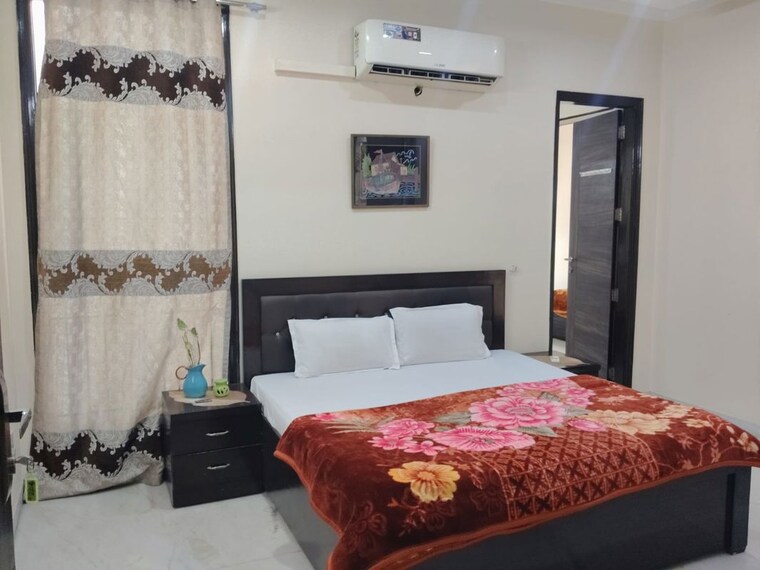 Bedroom, sector 105 5 Bedroom 300 Sq.Mt. Independent House In Sector 105 Noida 10495876