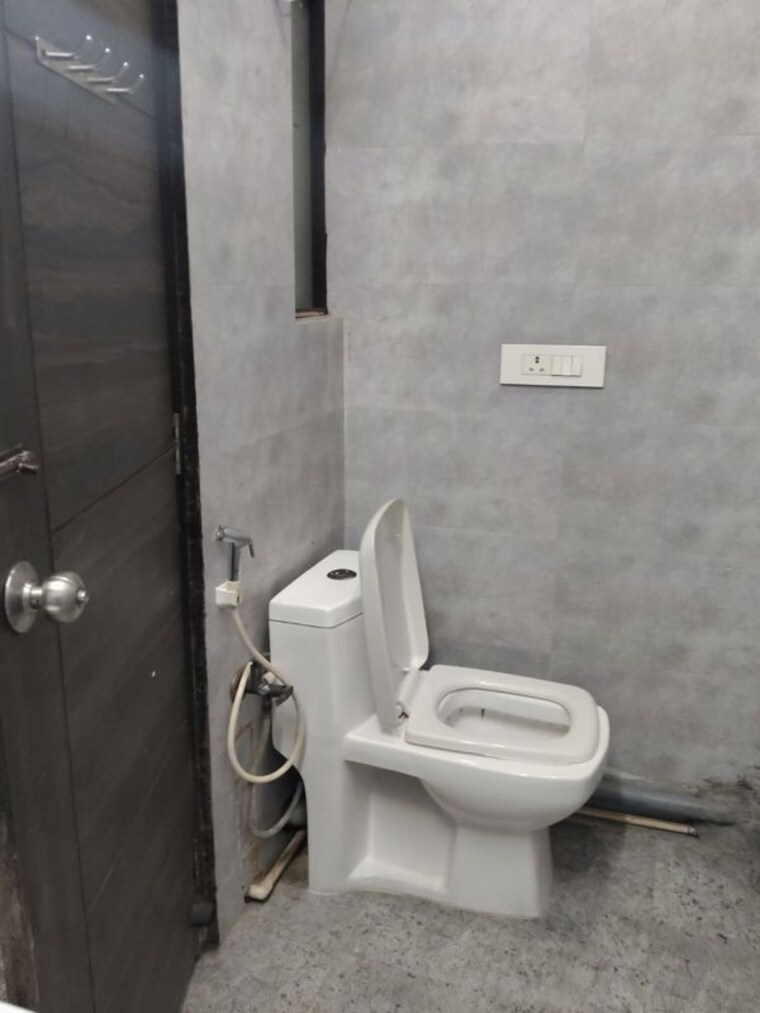 Bathroom, sector 105 5 Bedroom 300 Sq.Mt. Independent House In Sector 105 Noida 10495876