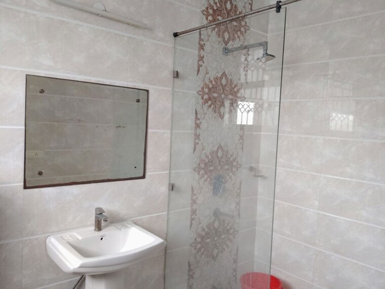 Bathroom, sector 105 5 Bedroom 300 Sq.Mt. Independent House In Sector 105 Noida 10495876