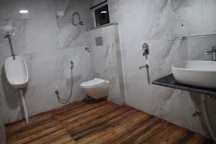 Bathroom, viraj-lotus-enclave Commercial Showroom 5000 Sq.Ft. In Gomti Nagar Lucknow 10495891