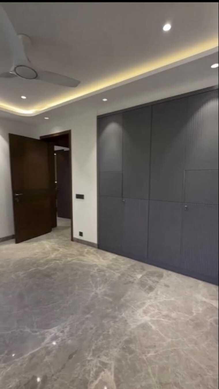 Room, sushant lok i 4 Bedroom 300 Sq.Yd. Builder Floor In Sushant Lok I Gurgaon 10496032