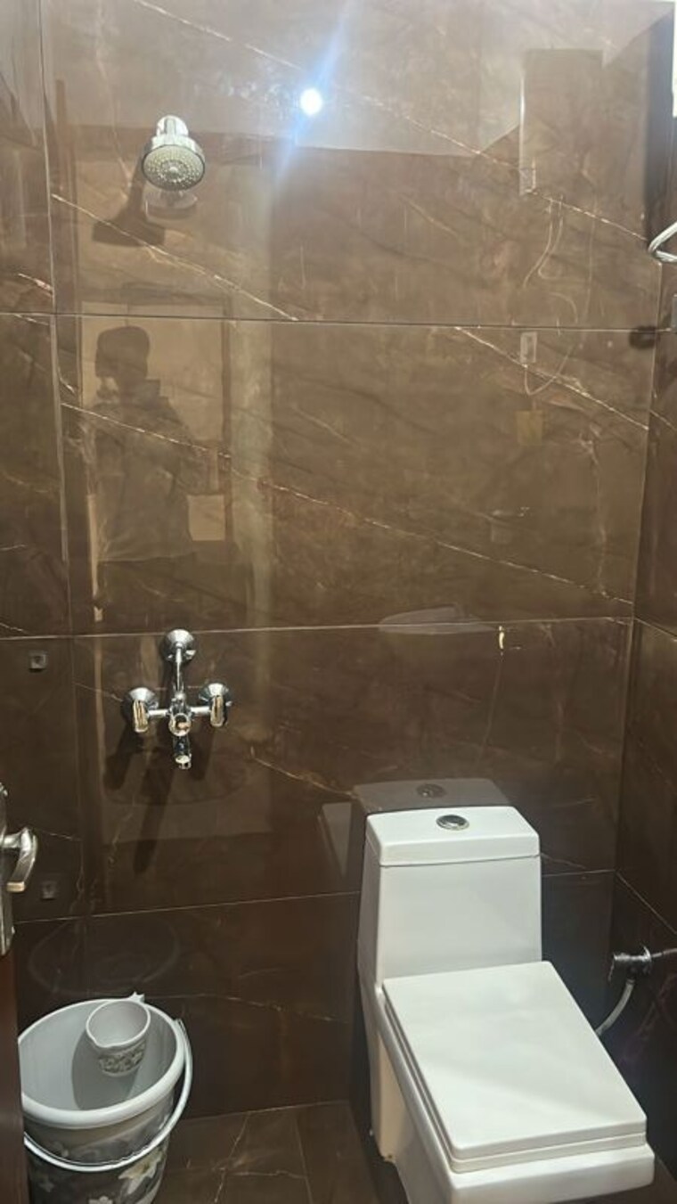 Bathroom, shakti khand 2 2 Bedroom 800 Sq.Ft. Builder Floor In Shakti Khand 2 Ghaziabad 10496080