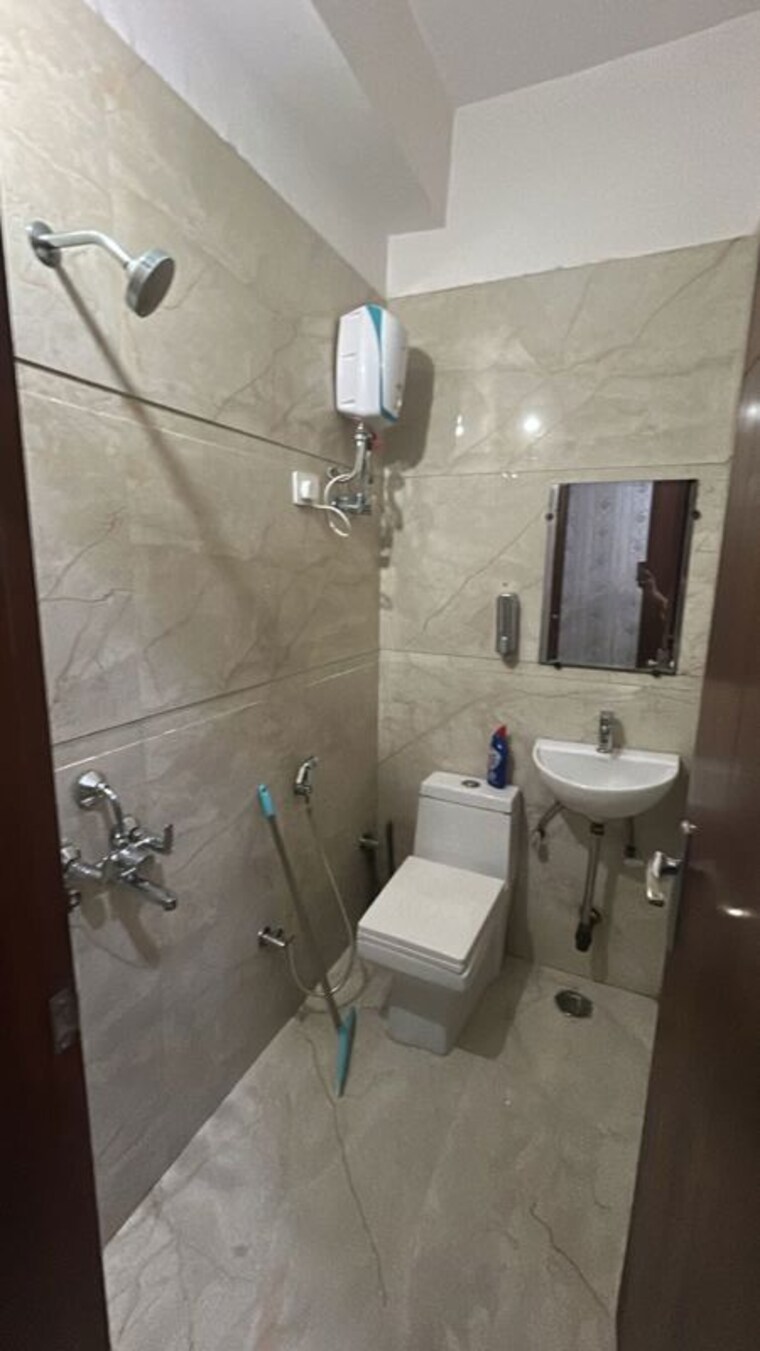 Bathroom, shakti khand 2 2 Bedroom 800 Sq.Ft. Builder Floor In Shakti Khand 2 Ghaziabad 10496080