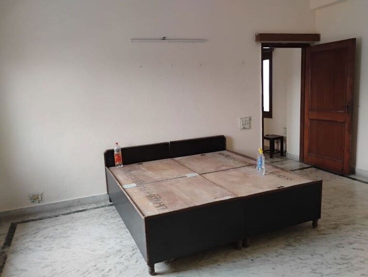 Bedroom, sector 39 1 Bedroom 300 Sq.Mt. Villa In Sector 39 Noida 10496098