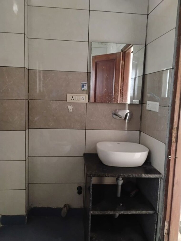 Bathroom, sector 39 1 Bedroom 300 Sq.Mt. Villa In Sector 39 Noida 10496098