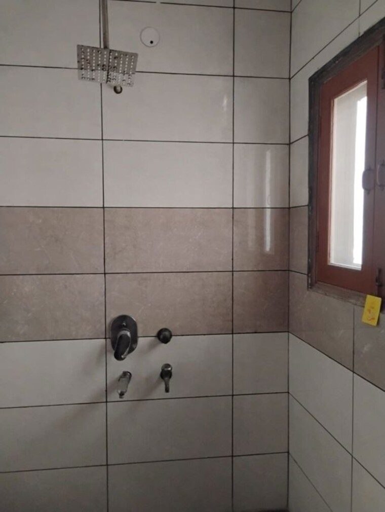 Bathroom, sector 39 1 Bedroom 300 Sq.Mt. Villa In Sector 39 Noida 10496098