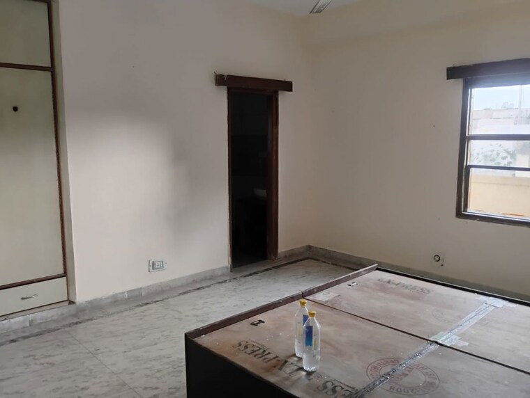 Room, sector 39 1 Bedroom 300 Sq.Mt. Villa In Sector 39 Noida 10496098