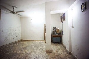 Room in 4 BHK Apartment at Ellisbridge – for Sale