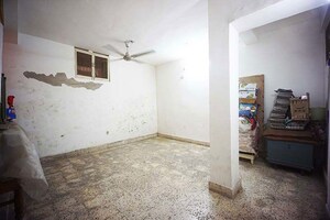 Room in 4 BHK Apartment at Ellisbridge – for Sale