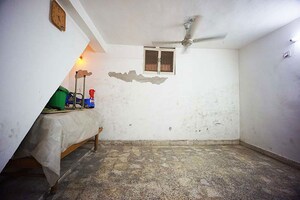 Room in 4 BHK Apartment at Ellisbridge – for Sale