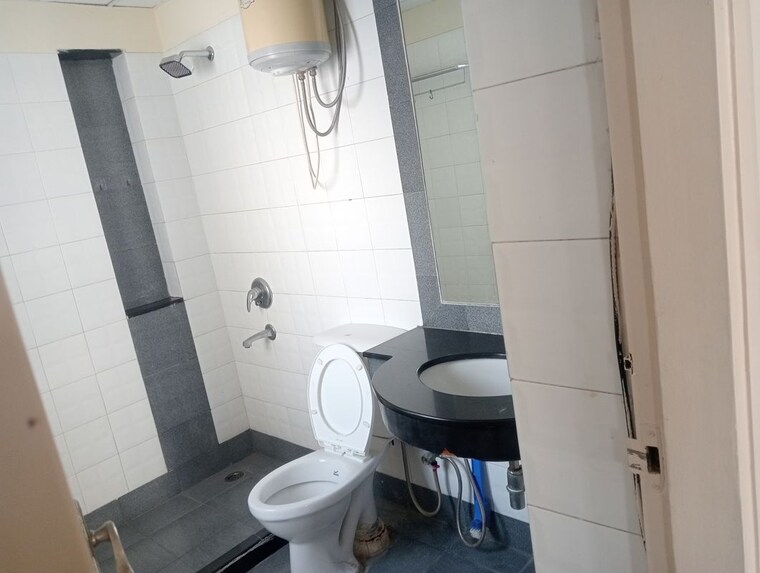 Bathroom, unitech-the-residences-sector-33 3.5 Bedroom 1550 Sq.Ft. Apartment In Sector 33 Gurgaon 10496278
