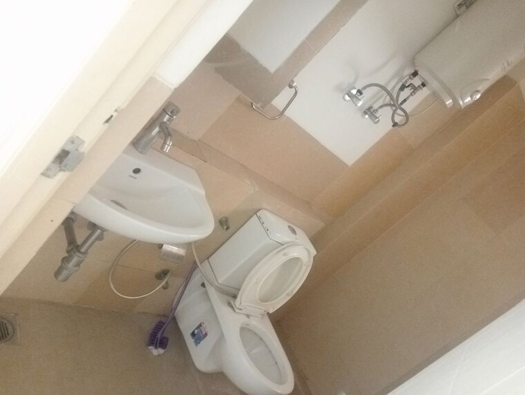 Bathroom, unitech-the-residences-sector-33 3.5 Bedroom 1550 Sq.Ft. Apartment In Sector 33 Gurgaon 10496278