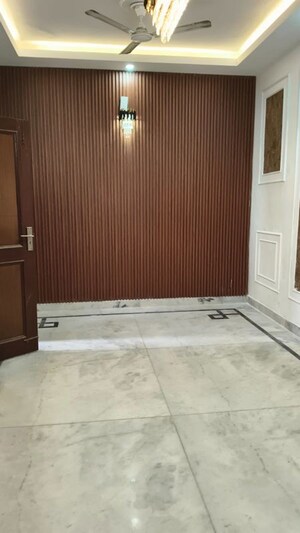 Room in 4 BHK Builder Floor at Green Fields Colony – for Rent