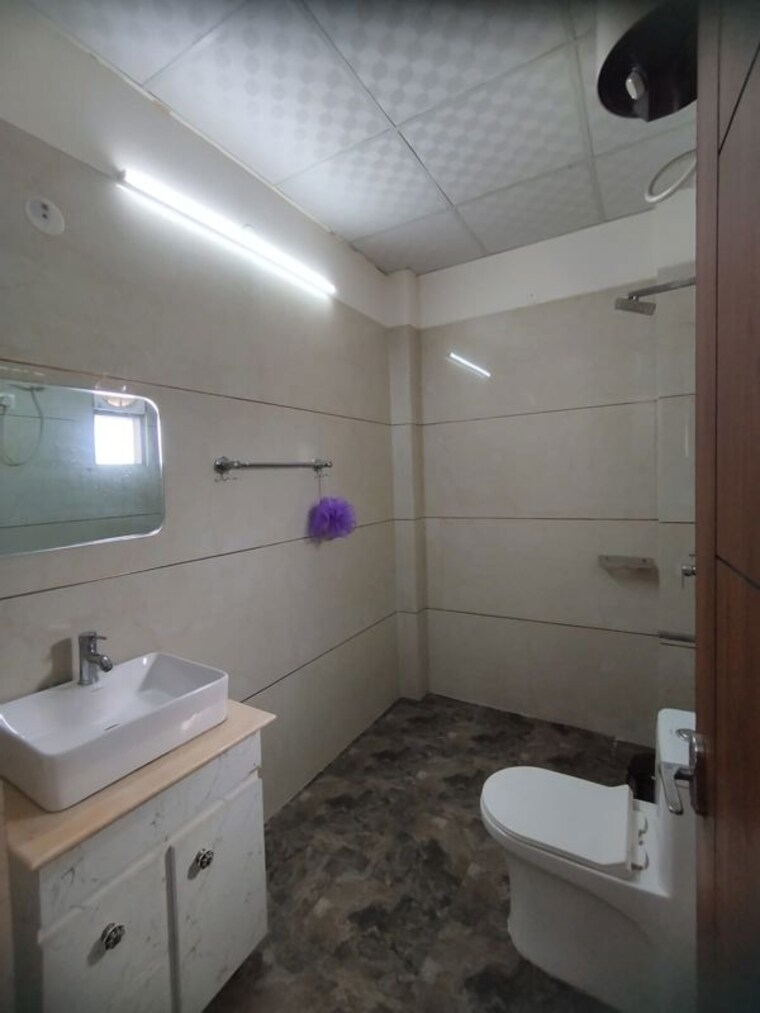 Bathroom, sector 52 4 Bedroom 2250 Sq.Ft. Builder Floor In Sector 52 Gurgaon 10496405