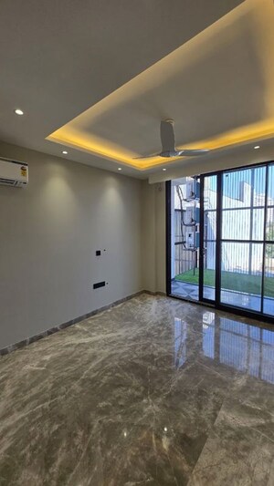 Room in 4 BHK Builder Floor at Ansal Sushant Lok I, Sector 43 – for Rent