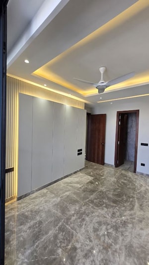 Room in 4 BHK Builder Floor at Ansal Sushant Lok I, Sector 43 – for Rent