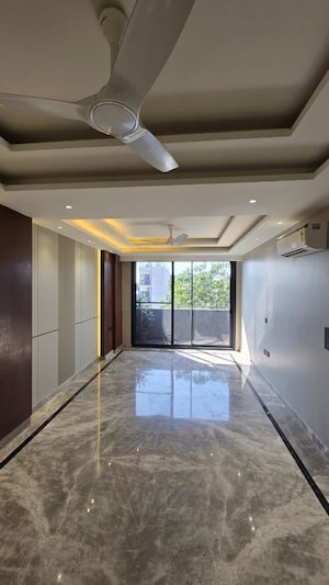 Room in 4 BHK Builder Floor at Ansal Sushant Lok I, Sector 43 – for Rent