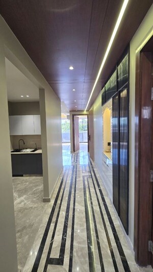 Building Lobby in 4 BHK Builder Floor at Ansal Sushant Lok I, Sector 43 – for Rent