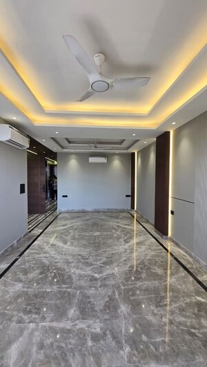 Building Lobby in 4 BHK Builder Floor at Ansal Sushant Lok I, Sector 43 – for Rent