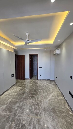 Room in 4 BHK Builder Floor at Ansal Sushant Lok I, Sector 43 – for Rent