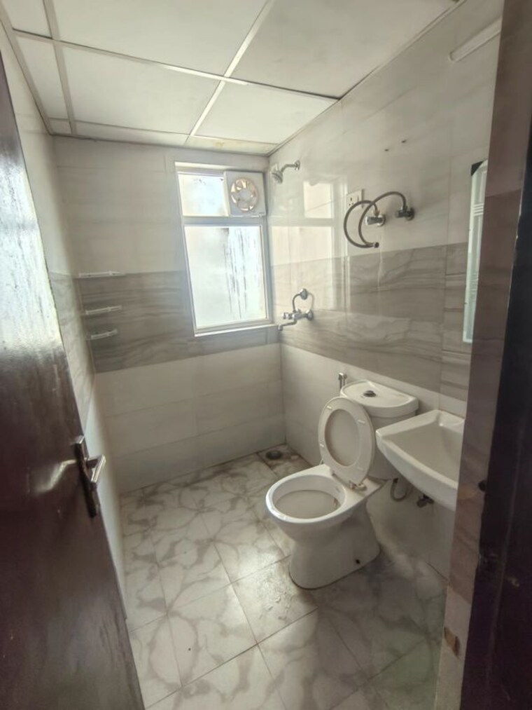 Bathroom, ajnara-ambrosia 2.5 Bedroom 1240 Sq.Ft. Apartment In Sector 118 Noida 10496436