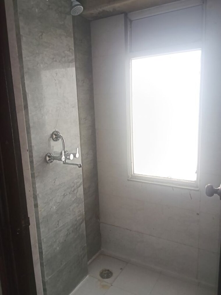 Bathroom, amrapali dream valley 1 Bedroom 585 Sq.Ft. Apartment In Amrapali Dream Valley Greater Noida 10496461
