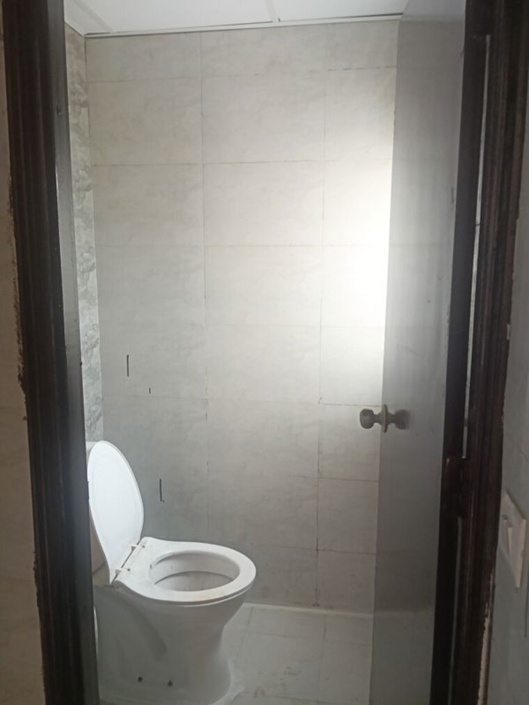 Bathroom, amrapali dream valley 1 Bedroom 585 Sq.Ft. Apartment In Amrapali Dream Valley Greater Noida 10496461