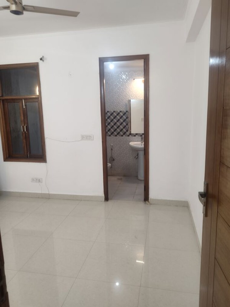 Room, freedom fighters enclave 3 Bedroom 1100 Sq.Ft. Builder Floor In Freedom Fighters Enclave Delhi 10496505