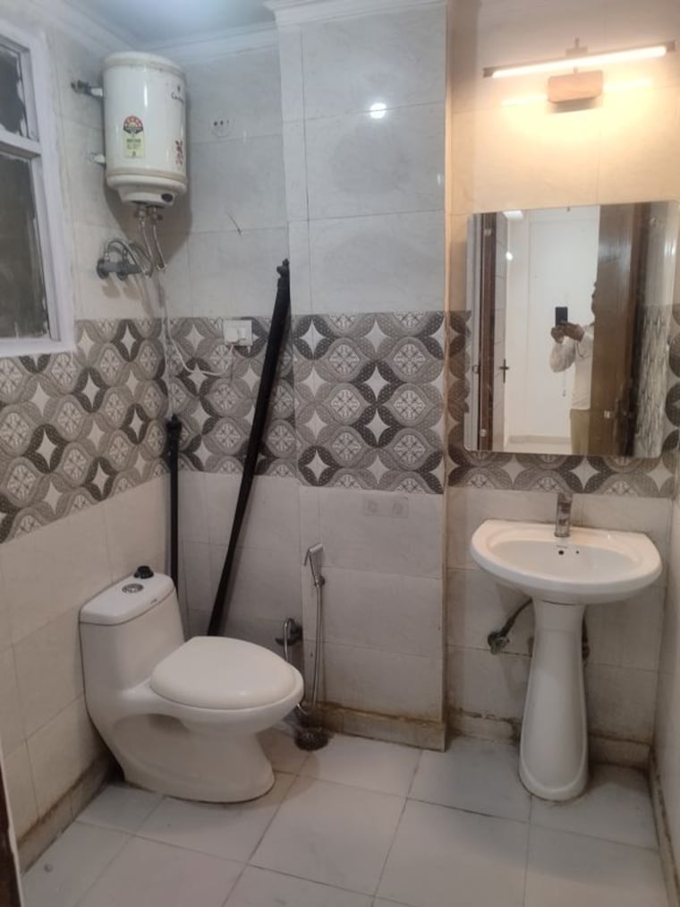 Bathroom, freedom fighters enclave 3 Bedroom 1100 Sq.Ft. Builder Floor In Freedom Fighters Enclave Delhi 10496505